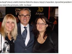 Marika Karpf (vlevo) a další úřednice Státního dozoru společně s prezidentem České komory loterního průmyslu Ivo Kasalem.