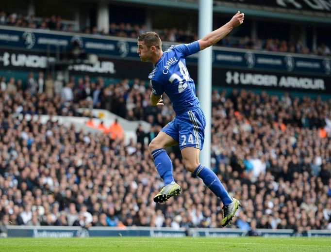 Fotbalista Chelsea Gary Cahill slaví svůj gól v utkání anglické Premier League 2012/13 proti Tottenhamu.