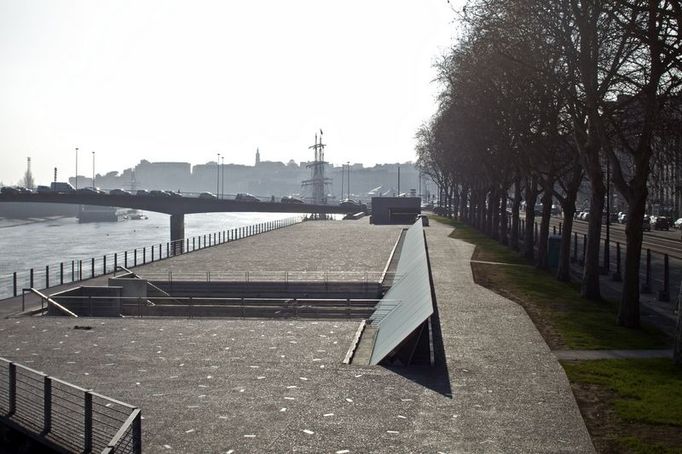 Památník zrušení otroctví, Wodiczko+Bonder, Nantes, 2011, foto (c) Hervé Guegan Památník v přístavišti Nantes připomíná nepříjemnou minulost města - obchod s otroky. Později bylo stejné místo využíváno jako parkoviště, které se díky projektu architektonického studia Wodiczko+Bonder proměnilo na promenádu.