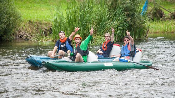 Foto: Voda, vzduch a pivo. Vltava je v obležení vodáků