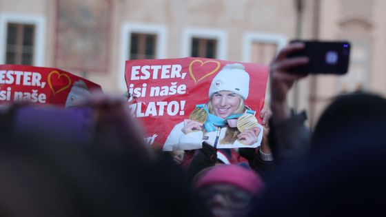 Ester, jsi naše zlato. Fanoušky mráz nezlomil, na Staromáku vítaly Ledeckou a Sáblíkovou tisíce lidí