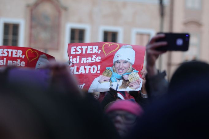 Fanoušci při přivítání Ester Ledecké a Martiny Sáblíkové na Staroměstském náměstí po návratu z OH v Pchjongčchangu