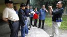 Jaime "Jimmy" Santiago (R), a lower court judge in Manila, with his fellow court judges and their security officer shows his service pistol before their shooting practice at a police firing range in Manila March 6, 2013. Santiago, a former police officer who headed a special weapons and tactics (SWAT) unit, favours arming Filipino judges to protect themselves from disgruntled litigants who can't accept decisions and criminal syndicates whose members were sent to jail. There had been cases of shootings inside courtrooms. In photo is Judge court Emilio Legazpi III (L), Judge court Armando Yanga (2nd from L) and Judge court Jose Lorenzo Dela Rosa (3rd from L). REUTERS/Romeo Ranoco (PHILIPPINES - Tags: POLITICS CRIME LAW) Published: Dub. 4, 2013, 11:08 dop.