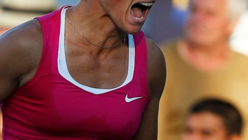 Finalistka letošního French Open Italka Sara Erraniová se raduje poté, co ve třech setech přehrála Španělku Muguruzaovou.