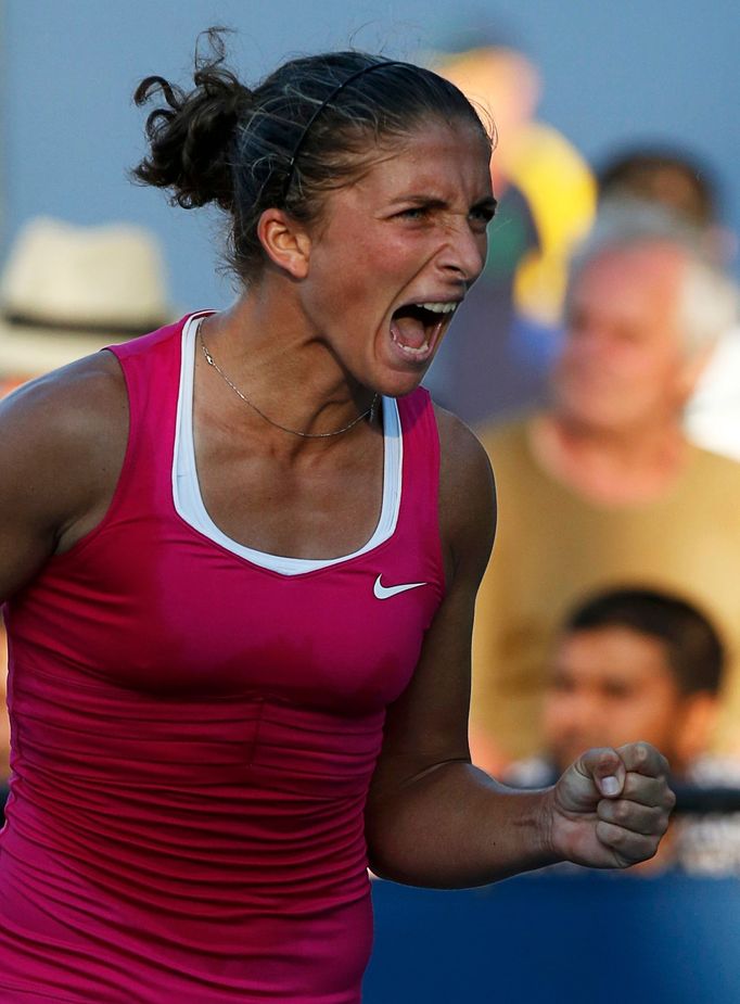 Finalistka letošního French Open Italka Sara Erraniová se raduje poté, co ve třech setech přehrála Španělku Muguruzaovou.