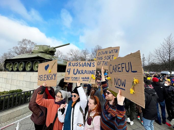 Demonstrace na podporu Ukrajiny, Záběr z Berlína v Německu. 27. 2. 2022