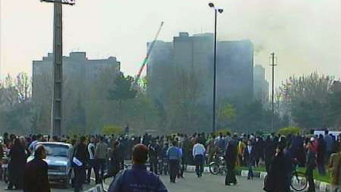 Z domu, do kterého v Teheránu narazilo letadlo, stoupá dým.