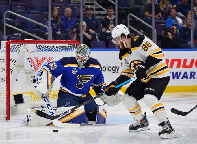 3. finále NHL 2018/19, St. Louis - Boston: David Pastrňák překonává Jordana Binningtona a zvyšuje na 4:0.