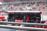 O víkendu se v Belgii koná další ze série závodů Formule 1 a na těchto fotografiích můžete nahlédnout za kulisy a vidět boxy stáje Ferrari během tréninku. Zde sedí při závodech závodní inženýři.