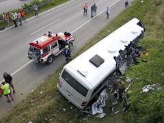 Vrak autobusu leží po tragické nehodě vedle dálnice D8. Při havárii zemřelo šest lidí - pravá část vozu se úplně rozbila nárazem o mostní pilíř.