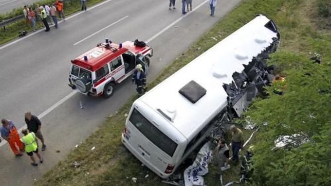 Vrak autobusu leží po tragické nehodě vedle dálnice D8. Při havárii zemřelo šest lidí - pravá část vozu se úplně rozbila nárazem o mostní pilíř.