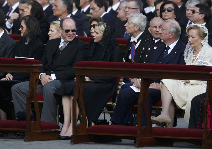 Monaco's Prince Albert and Princess Charlene sit with Belgium's King Albert and Queen Paola (R) before the inaugural mass of Pope Francis at the Vatican, March 19, 2013. Pope Francis celebrates his inaugural mass on Tuesday among political and religious leaders from around the world and amid a wave of hope for a renewal of the scandal-plagued Roman Catholic Church. REUTERS/Alessandro Bianchi (VATICAN - Tags: RELIGION POLITICS ROYALS ENTERTAINMENT) Published: Bře. 19, 2013, 9:35 dop.