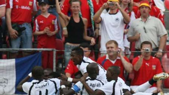 Fotbalisté Ghany se radují z gólu před sektorem zaskočených českých fanoušků.