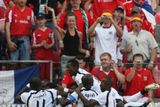 Fotbalisté Ghany se radují z gólu před sektorem zaskočených českých fanoušků.