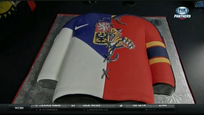 Jaromír Jágr dostal od Panthers k 44. narozeninám stylový dort ve tvaru hokejového dresu.