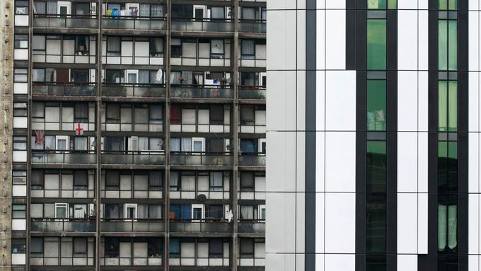 Kontrast: staré vs nové. Dominanta londýnské metropole ležící v oblasti Elephant & Castle - mrakodrap Strata (vpravo), označovaný za nejošklivější novou budovu Londýna.