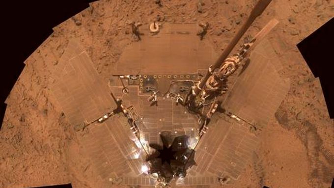 NASA ukázala další pohledy do vesmíru, vozítko z Marsu zemřelo