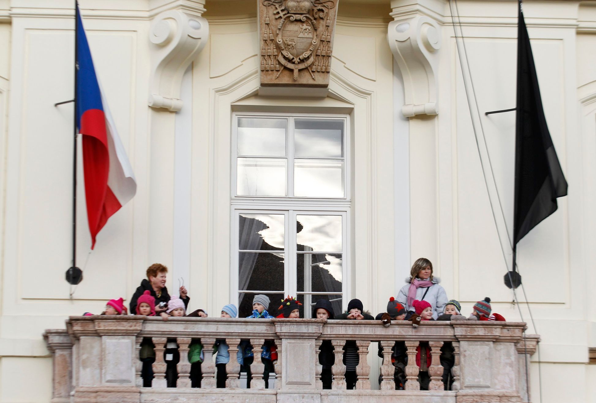 Děti se dívají nakev s ostatky na lafetě historické houfnice
