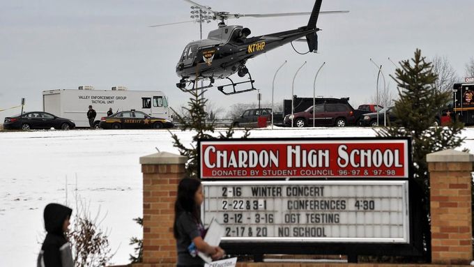 Vrtulník dálniční policie opouští areál střední školy v americkém Chardonu, kde se střílelo.