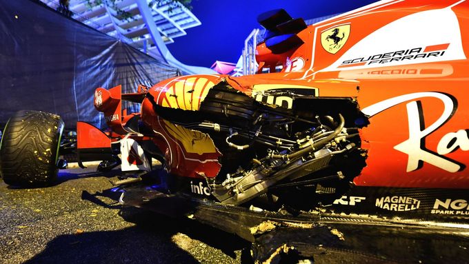 Rozbitý monopost Ferrari Sebastiana Vettela v Singapuru.