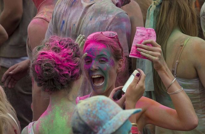 Revellers attend the Holi festival in Berlin, July 29, 2012. Holi, also known as the festival of colours, is a festival celebrated in India and other Hindu countries that in its original form heralds the beginning of spring. The Berlin event brought Indian Djs, acrobatics and dance to the German capital. REUTERS/Thomas Peter (GERMANY - Tags: SOCIETY) Published: Čec. 29, 2012, 4:20 odp.