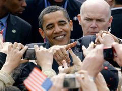 Dav potřásá rukou s Barackem Obamou.