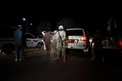 Při útoku na policisty v Pákistánu zemřelo nejméně 59 lidí, zraněných je více než sto