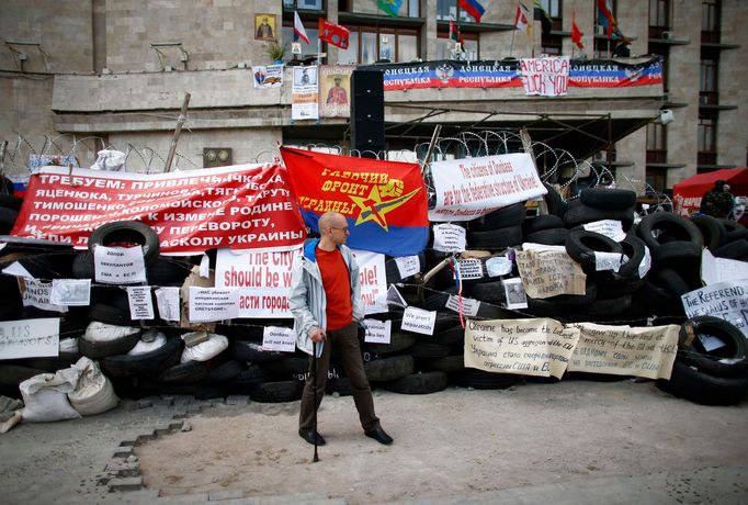 A pro-Russia protester stands at a barricade outside a regional government building in Donetsk, in eastern Ukraine April 15, 2014.