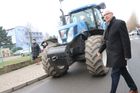 Jiří Drahoš před kolonou traktorů, s kterými přijeli sedláci podpořit jeho zvolení za prezidenta