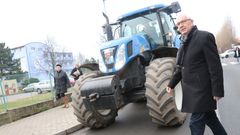 Jiří Drahoš před kolonou traktorů, s kterými přijeli sedláci podpořit jeho zvolení za prezidenta