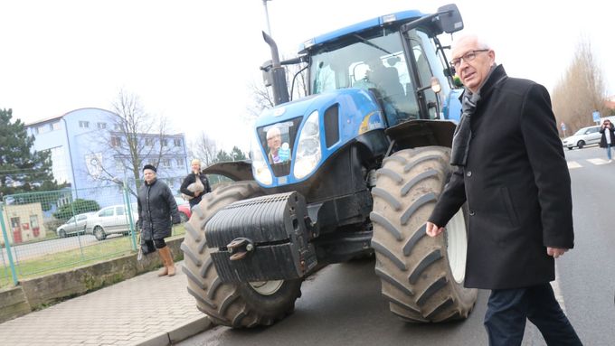 Jiří Drahoš se před volbami snažil přesvědčit, že jej podporují i zemědělci.