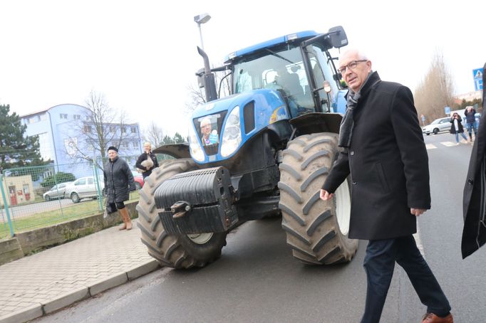 Jiří Drahoš před kolonou traktorů, s kterými přijeli sedláci podpořit jeho zvolení za prezidenta