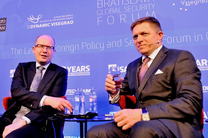 Bouslav Sobotka a Robert Fico na bezpečnostní konferenci v Bratislavě, 19. června 2015.