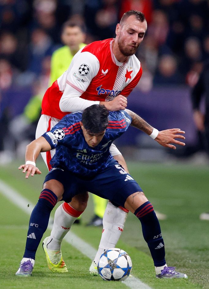 Tomáš Chorý a Piero Hincapie  v zápase Ligy mistrů Slavia - Arsenal