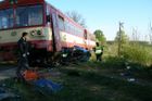 Vlak smetl v Chomutově auto. Dva mrtví