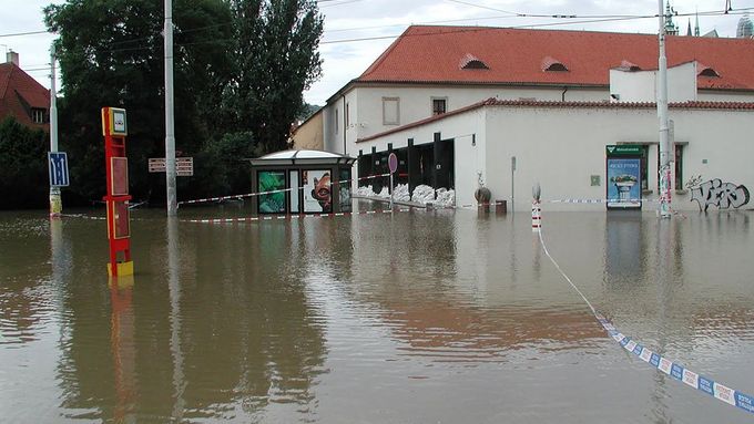 Také stanice metra Malostranská, ležící přímo v blízkosti Vltavy, neměla proti 1000leté povodňi sebemenší šanci.