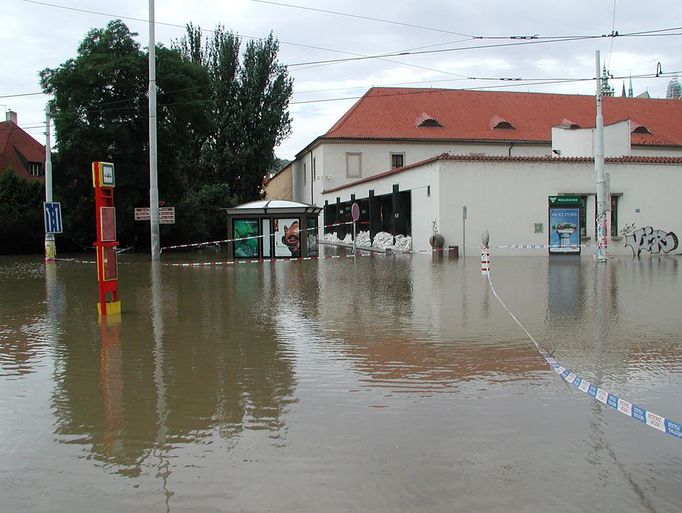 Také stanice metra Malostranská, ležící přímo v blízkosti Vltavy, neměla proti 1000leté povodňi sebemenší šanci.