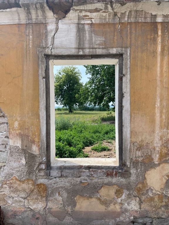 Z domku Urbanů v Armádní ulici dodnes zůstává stát pouze čelní stěna. Přes díry po oknech je vidět na místa, kde stála kasárna. A kde zabili Franze Urbana.