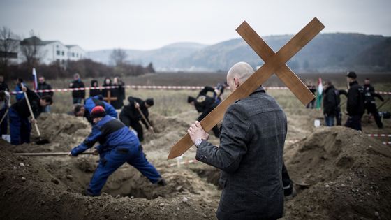 Soutěž v kopání hrobů, ples jako od Formana. Každodenní život v nominacích na Czech Press Photo