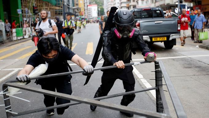 Obrazem: Protesty v Hongkongu se vyostřily kvůli Lennonovým zdím