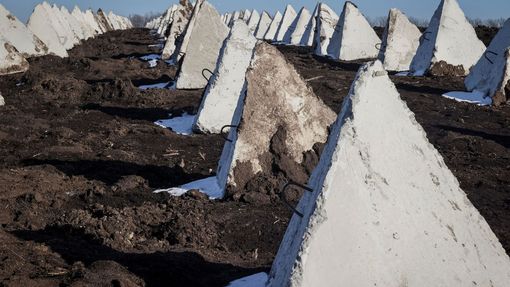 Ukrajinci budují obrannou linii za pomoci takzvaných dračích zubů v Charkovské oblasti.