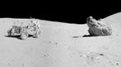 John Young nastavuje anténu lunárního vozítka, 23. dubna 1972.