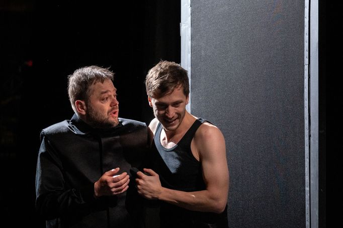 Josef Čepelka jako Horacio a Vojtěch Říha v roli Hamleta.