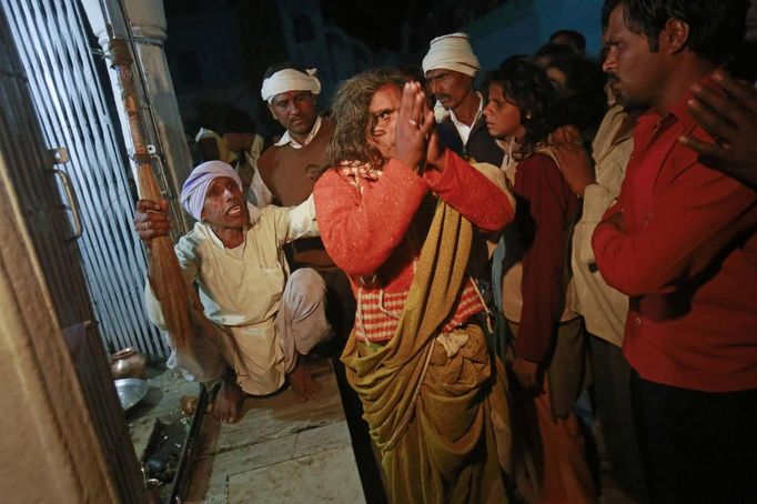 A Hindu priest pulls back a devotee who is believed to be possessed by evil spirits before hitting her with a broom as she goes into a state of trance at Guru Deoji Maharaj temple during a ghost fair at Malajpur village in Betul district in the central Indian state of Madhya Pradesh January 26, 2013. People from across India come to this fair to be exorcised of �evil spirits�. They are usually brought by relatives and they are most often women. The exorcism involves running around the temple courtyard to make the 'ghost' weak then being beaten by a priest with a broom. Picture taken January 26, 2013. REUTERS/Danish Siddiqui (INDIA - Tags: SOCIETY RELIGION) ATTENTION EDITORS: PICTURE 19 OF 24 FOR PACKAGE 'INDIAN GHOSTBUSTERS' SEARCH 'INDIA GHOST' FOR ALL IMAGES Published: Úno. 5, 2013, 5:10 dop.