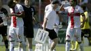 FC Sion's Gennaro Gattuso (R) drinks water during a special break because of the current heat wave during their Swiss Super League soccer match against BSC Young Boys' (YB) in Sion August 19, 2012. REUTERS/Denis Balibouse (SWITZERLAND - Tags: SPORT SOCCER) Published: Srp. 19, 2012, 2:09 odp.