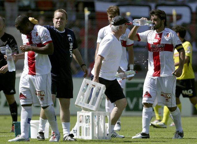 FC Sion's Gennaro Gattuso (R) drinks water during a special break because of the current heat wave during their Swiss Super League soccer match against BSC Young Boys' (YB) in Sion August 19, 2012. REUTERS/Denis Balibouse (SWITZERLAND - Tags: SPORT SOCCER) Published: Srp. 19, 2012, 2:09 odp.