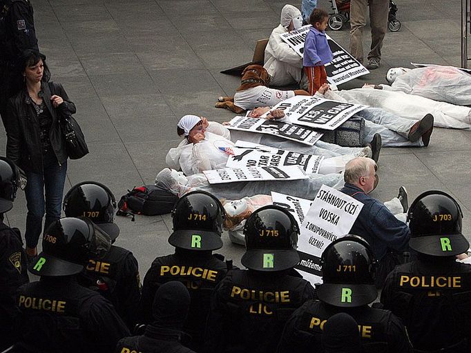 Policie spolu s demonstranty blokuje jediný vstup do metra na Vyšehradě.