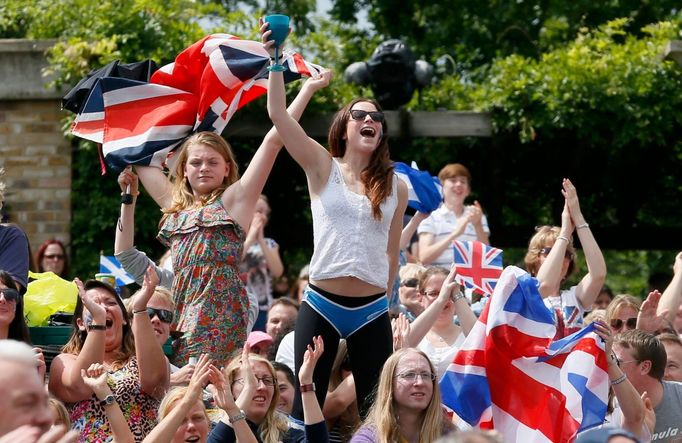 Angličtí fanoušci během finále Wimbledonu 2012.