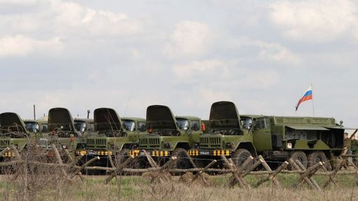 Ruská vojenská technika u vesnice Valjuki, zhruba 20 kilometrů od hranice s Ukrajinou.