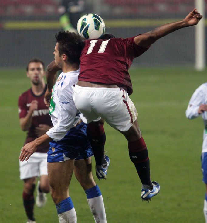 Fotbalista Sparty Léonard Kweuke v utkání proti Brnu během 14. kola Gambrinus ligy 2012/13.